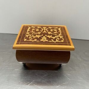 Wooden lacquered Trinket Jewelry Box Footed 4" x 3